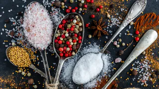 Взяла ложку этой специи и посыпала у порога - перемены в семье начнут радовать к 2025 году. Проверенный способ