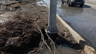 «Чтобы нажать на кнопку для переключения светофора, нужно утонуть в луже с грязью»