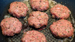 Котлеты на зависть: зачем повара в фарш эти 2 ингредиента — эффект невероятный, стоит попробовать 