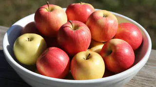 Всегда ела яблоки неправильно и теряла половину пользы: теперь знаю, как делать это правильно