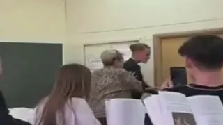 В Брянской школе учитель выставил ученика за дверь