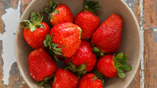 Опытные дачники давно применяют такую хитрость: закапывают это под каждый куст клубники и получают богатый урожай ягод — рекомендация агронома