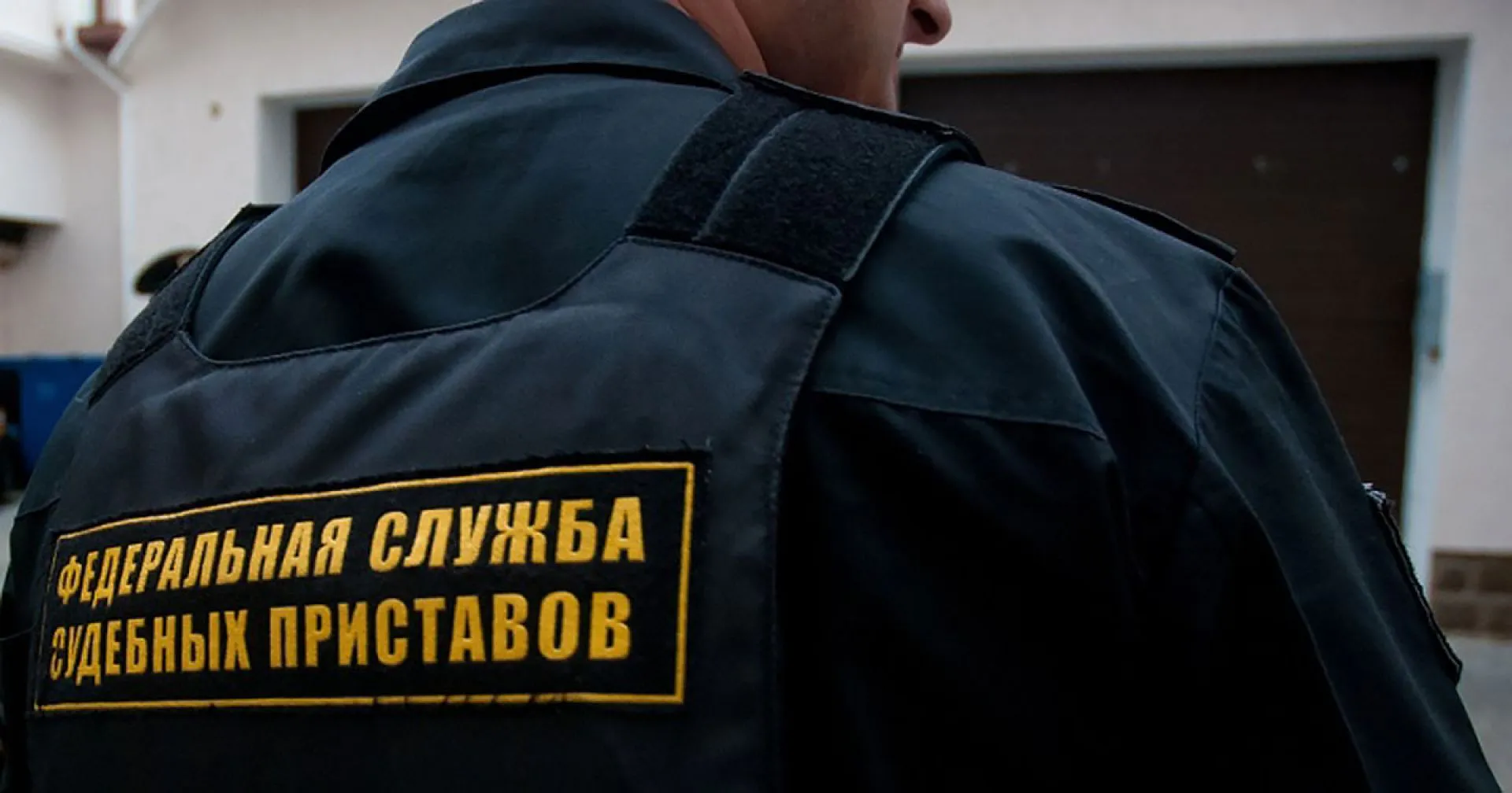 В Татарстане водитель иномарки чуть не сбил судебных приставов, которые перегородили ему путь