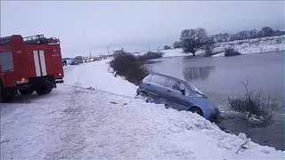 Опубликовано видео с места ДТП под Рязанью, где "Матиз" съехал в озеро