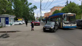 В Рязани водитель троллейбуса врезался в иномарку и покинул место ДТП
