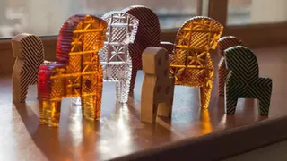 Мастера Гусевского хрустального завода изготавливают фигурки лошадок к наступающему 2026 году