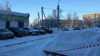 В Пензе людям приходится «ползком» пробираться через снег и лед