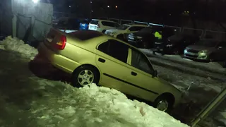 Легковушка пробила забор стоянки на Магистральной
