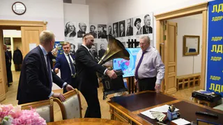 Брянцы подарили Жириновскому граммофон и корзину с колбасой