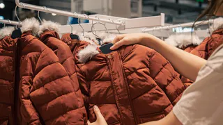 В Магнитогорске безработный уголовник украл из магазина детские куртки