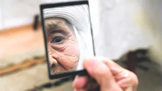 Приметы и запреты на 27 марта: пенсионерам сегодня не стоит долго смотреть в зеркало