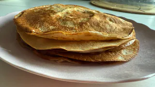 Этот рецепт блинов легко запомнить: ничего считать не надо, всё по 400 граммов — всегда получаются тонкие и вкусные