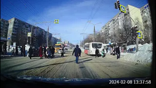 Во Владимире водитель легковушки выехал на пешеходный переход и сбил парня с ног