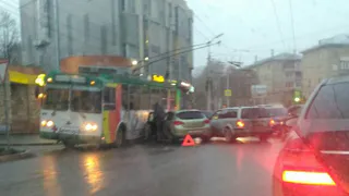 ДТП с участием троллейбуса парализовало движение в центре Рязани