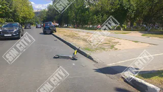 В Новочебоксарске самокатчик влетел в легковушку и сломал ногу