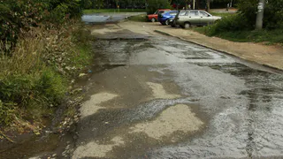 Строители задели водопровод, и на прилегающую улицу хлынул поток холодной воды