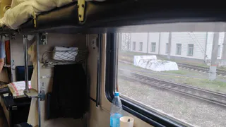 Уступил нижнюю полку хамоватой попутчице - и сразу вернул ее на место, когда та не пустила меня к столу