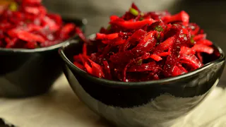 Винегрет теперь в пролете: сытный и вкусный салат со свеклой — у гостей только за ушами пищит от удовольствия