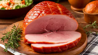 Кладу отварное мясо в бутылку и получаю домашнюю колбасу — к завтраку на бутерброды подойдет идеально — и праздничный стол можно украсить