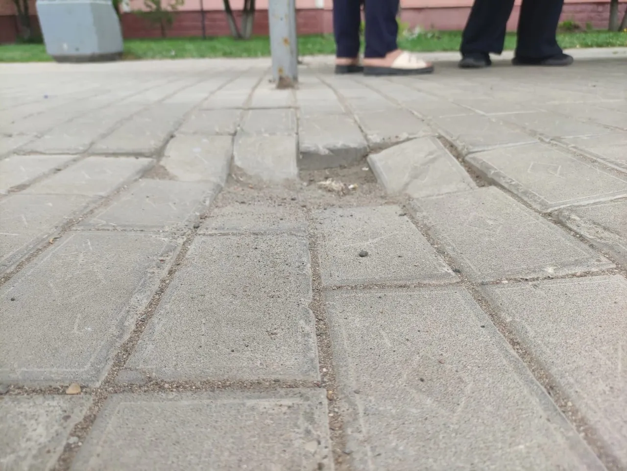 На улице Менделеева девушка споткнулась и получила перелом