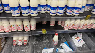 «Простая белая водичка»: Росконтроль назвал марки молока, которые нельзя покупать даже по акции