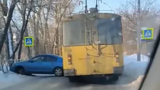 Троллейбус зацепил легковушку: на улице Северный переулок произошло ДТП