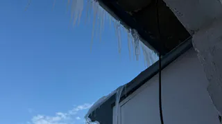 Пензенцам угрожают метровые сосульки на ул. Московской