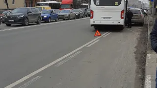 Только тронулся с конечной: на Куйбышевском шоссе столкнулись маршрутка и легковушка