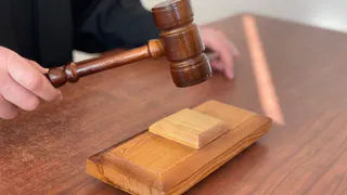 Суд оштрафовал расклейщиков объявлений по иску магнитогорских чиновников