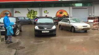 Два авто полностью перекрыли проезд около «Виктории Плаза»