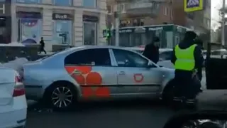 Таксисту не досталось: в центре города произошло массовое ДТП