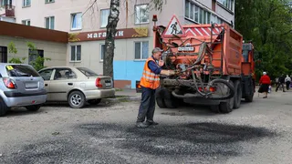 В Брянске дорожное управление приступило к ремонту внутриквартальных проездов многоквартирных домов.