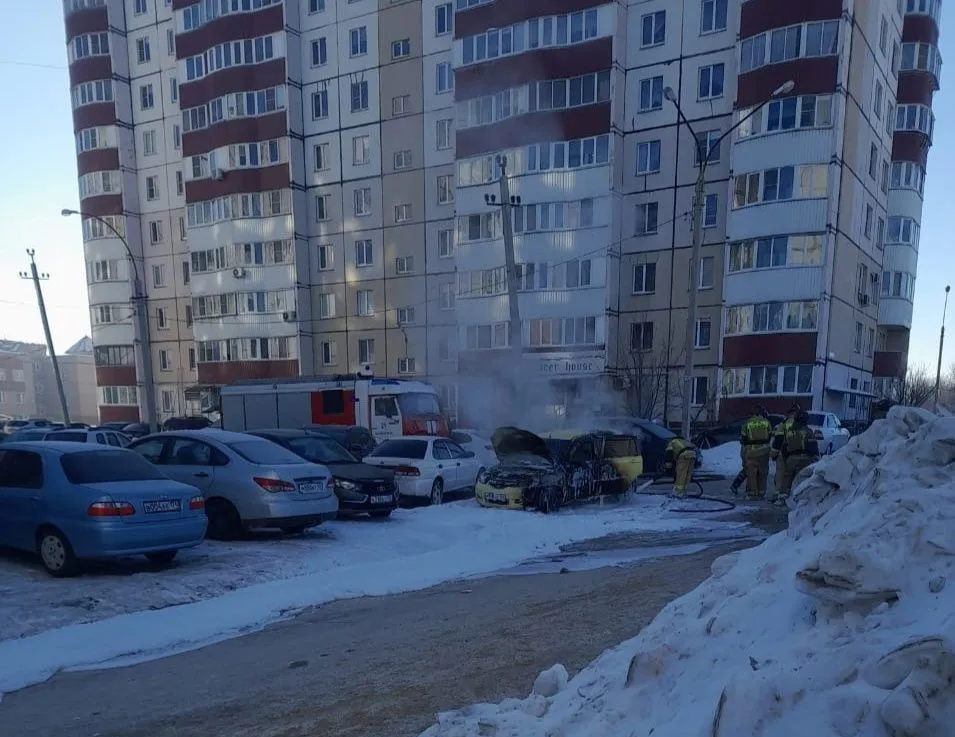 В Магнитогорске на улице Жукова в движении загорелась "Мазда"