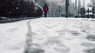 Дети забросали с крыши прохожих льдом в Канищеве