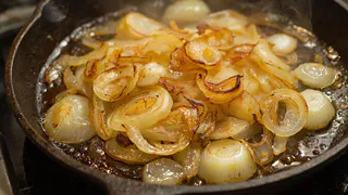 Почему все шефы добавляют соду при жарке лука: стоит ли это делать