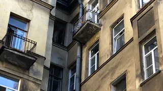 Девушку сбросили с балкона после ссоры