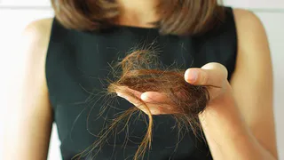 Эксперт назвал причины выпадения волос весной