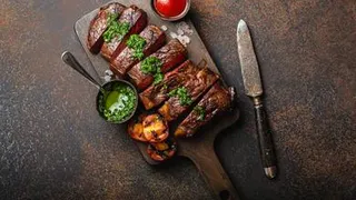 Мясо с пылу с жару на стол подавать не стоит