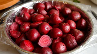 Не варю свеклу часами — хватает 15 минут: есть одна уловка при варке — выходит вкуснее, сочнее и без запаха на весь дом