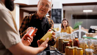 5 лет торговал на обочине за копейки, пока не подъехал большой чёрный джип — дал один совет