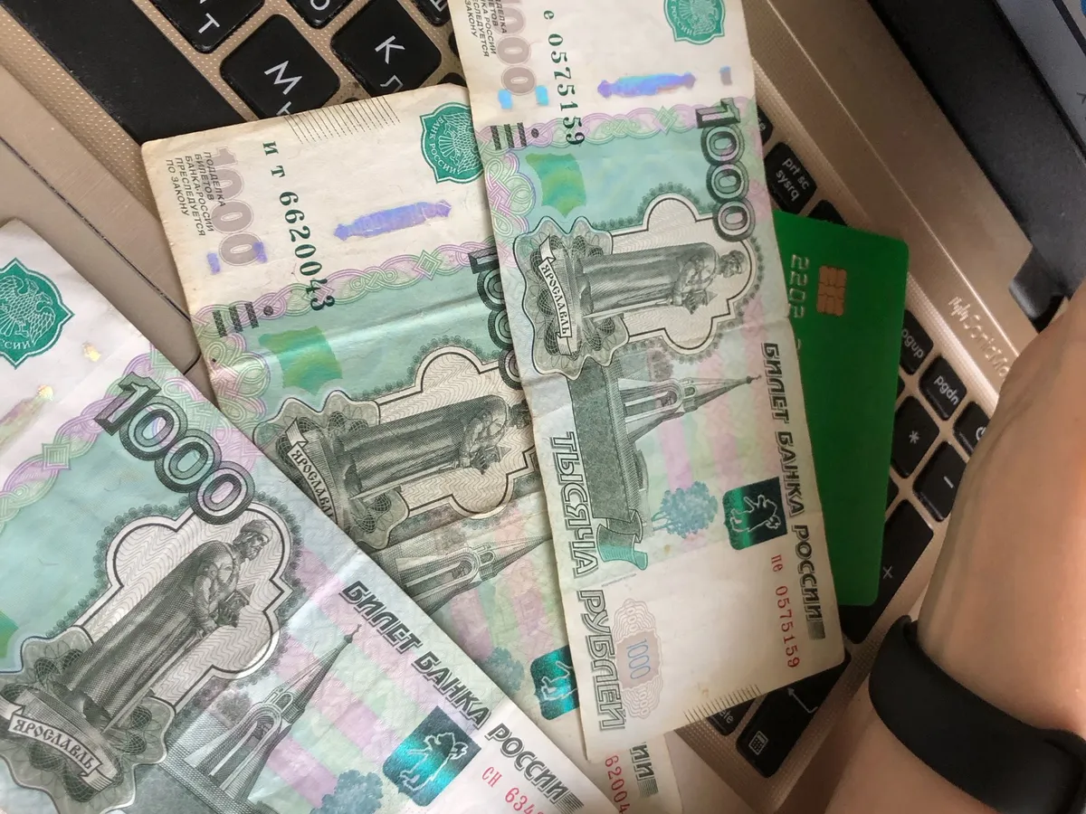 Почему россиян просят снять накопления с карт, и как это сделать с умом