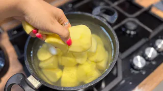 Узнала, как на Кубани вкусно варят картофель в мундире: добавляю три ингредиента - чистится легко и вкус обалденный