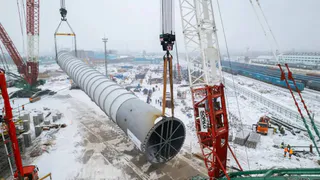 В Нижнекамске установили гигантскую технологическую колонну для производства СИБУРа