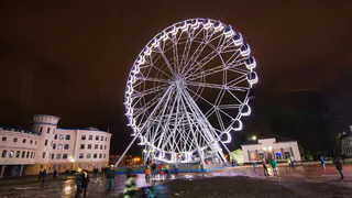 Рязанское колесо обозрения застыло на 15 минут с людьми в кабинках