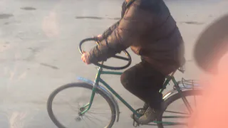 Народное фото: рязанцы фотографируют мужчину на оригинальном велосипеде