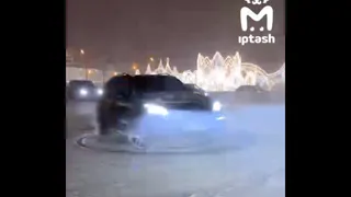 Питбайкер с Кремлёвской дамбы Казани теперь нарушает ПДД на Mercedes