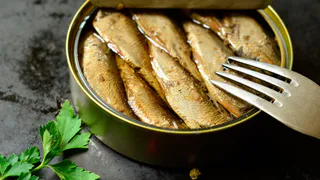 Шпроты, выпущенные 13 сентября, могут быть заражены ботулотоксином