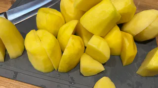 Умные хозяйки всегда добавляют это в тертую картошку, чтобы она не потемнела: узнала секрет идеальных драников - теперь делаю также