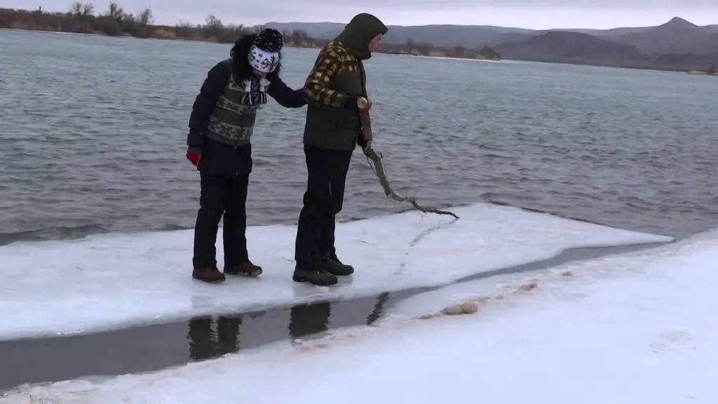 Два рыбака "поплавали" на отколовшейся льдине в Нижнекамском водохранилище