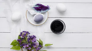 Космос, а не окрашивание: для покраски яиц в фиолетовый цвет химия не понадобится — нужен лишь один отход